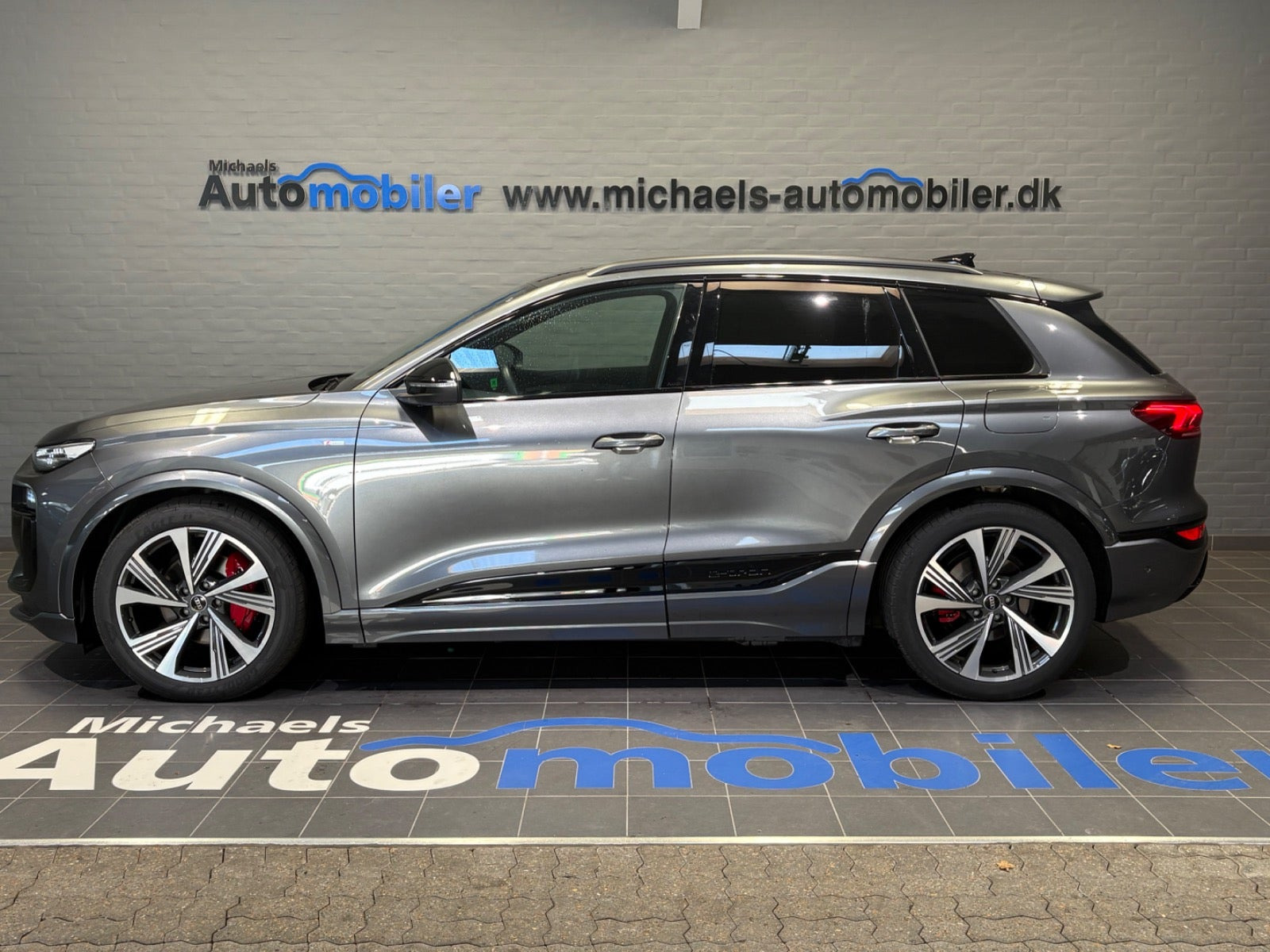 Grå Audi Q6 e-tron fra 2025