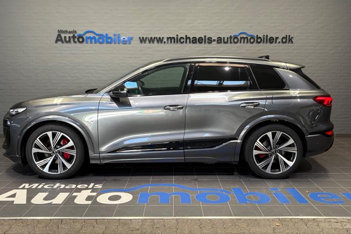 Grå Audi Q6 e-tron fra 2025