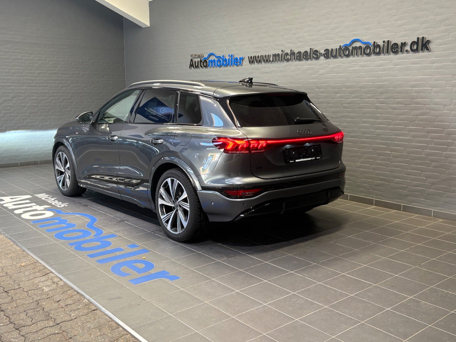 Grå Audi Q6 e-tron fra 2025
