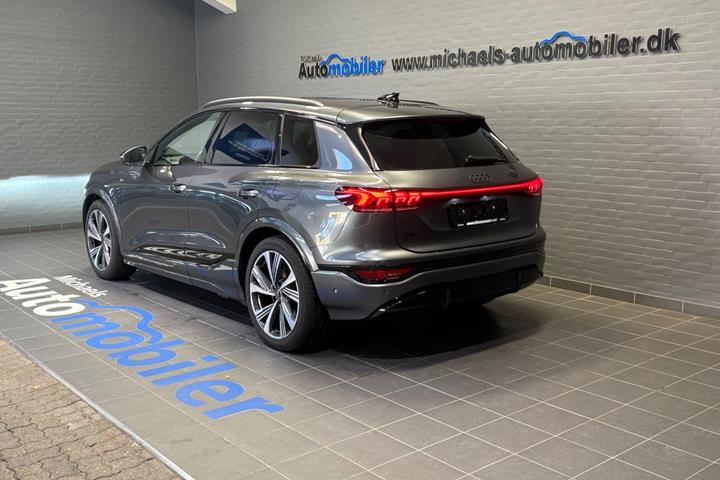 Grå Audi Q6 e-tron fra 2025