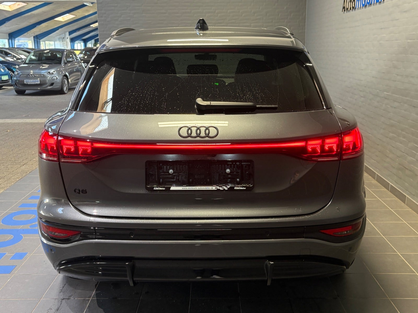 Grå Audi Q6 e-tron fra 2025