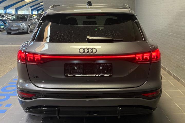 Grå Audi Q6 e-tron fra 2025