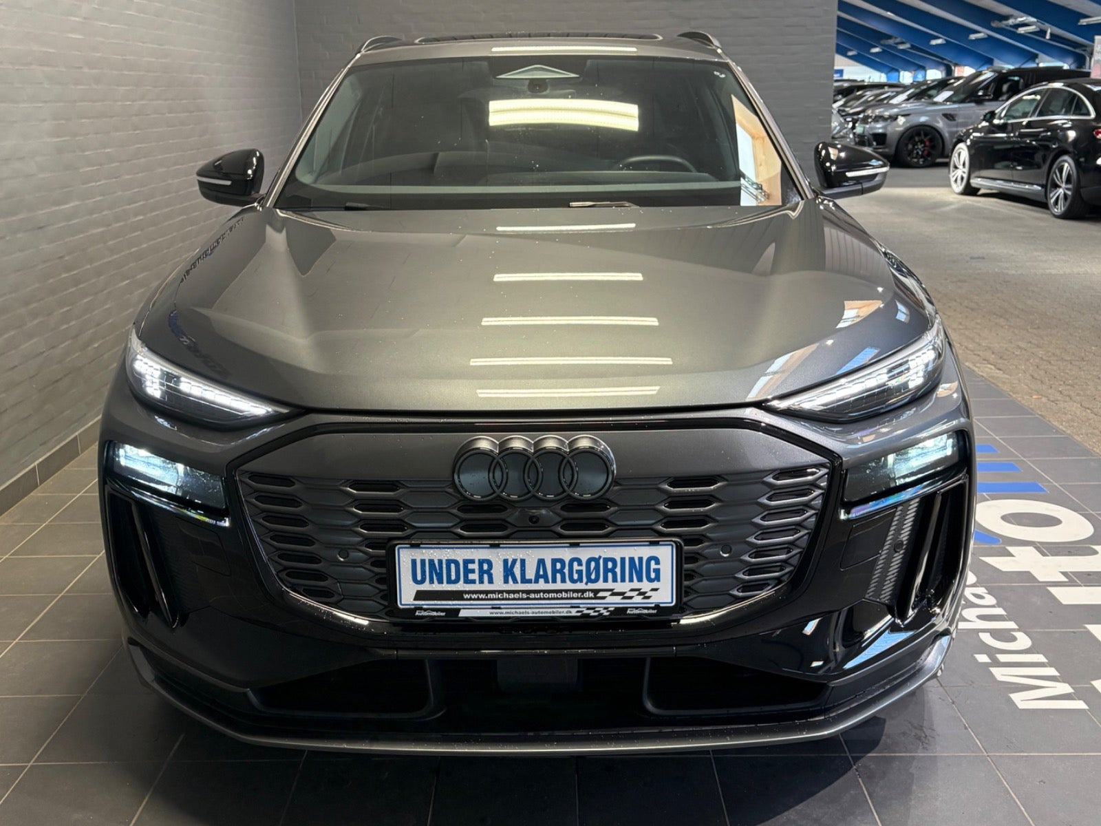 Grå Audi Q6 e-tron fra 2025