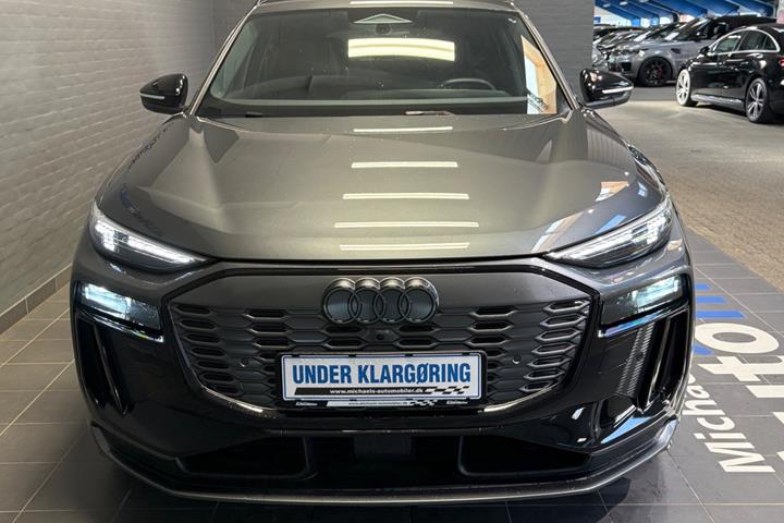 Grå Audi Q6 e-tron fra 2025