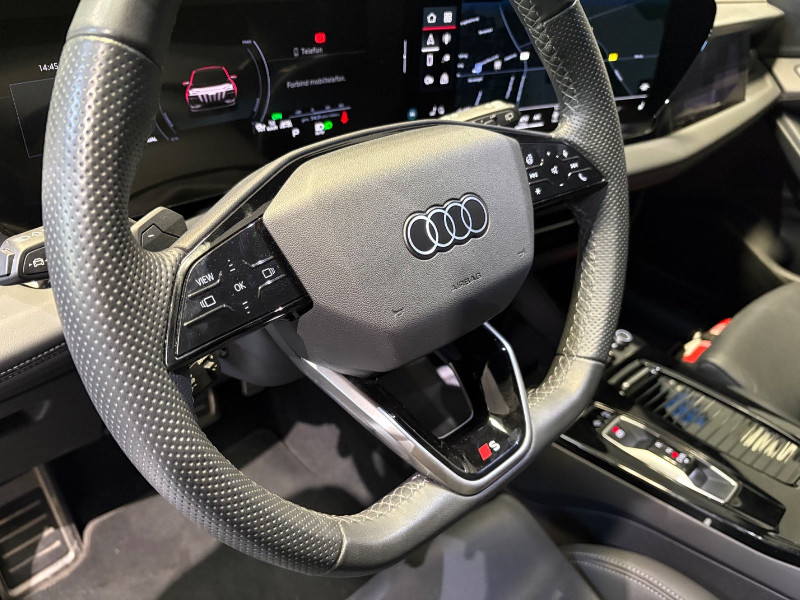 Grå Audi Q6 e-tron fra 2025
