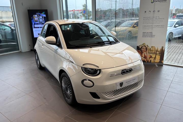 Hvid Fiat 500e fra 2024
