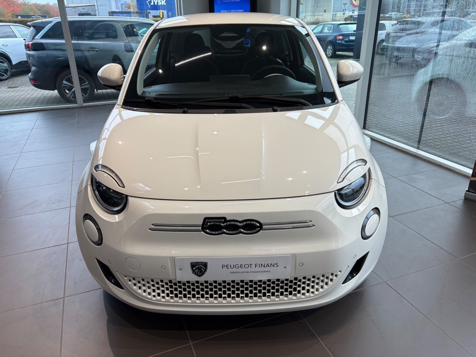 Hvid Fiat 500e fra 2024