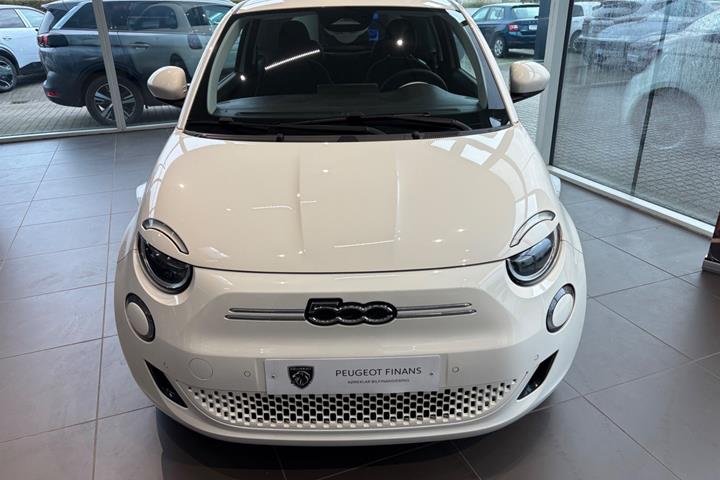 Hvid Fiat 500e fra 2024