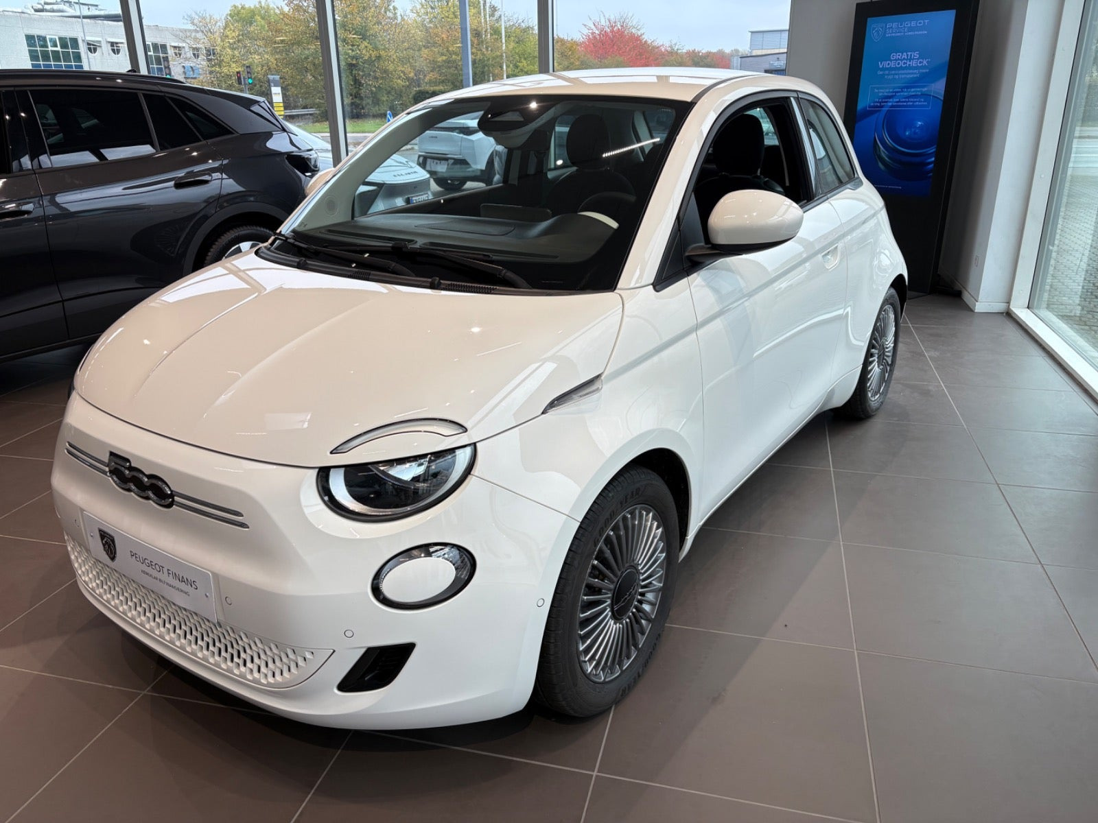 Hvid Fiat 500e fra 2024