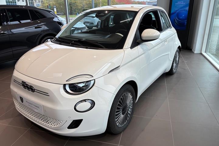 Hvid Fiat 500e fra 2024