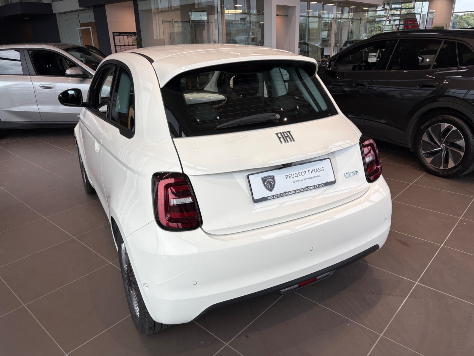 Hvid Fiat 500e fra 2024