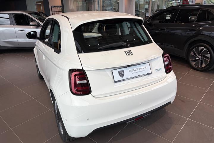 Hvid Fiat 500e fra 2024