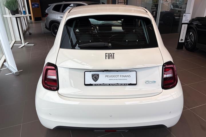 Hvid Fiat 500e fra 2024