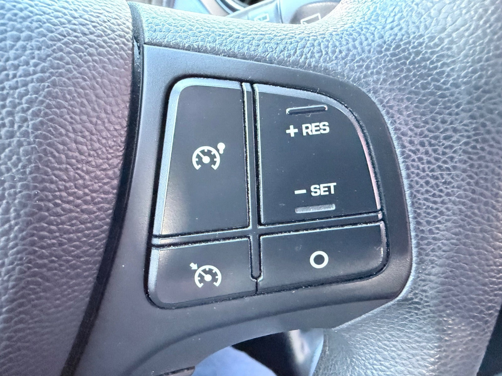 Grå Hyundai i10 fra 2015