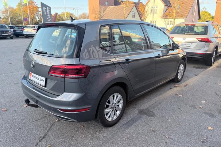 Grå VW Golf Sportsvan fra 2018