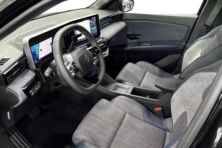 Sort Renault 4 E-Tech fra 2026