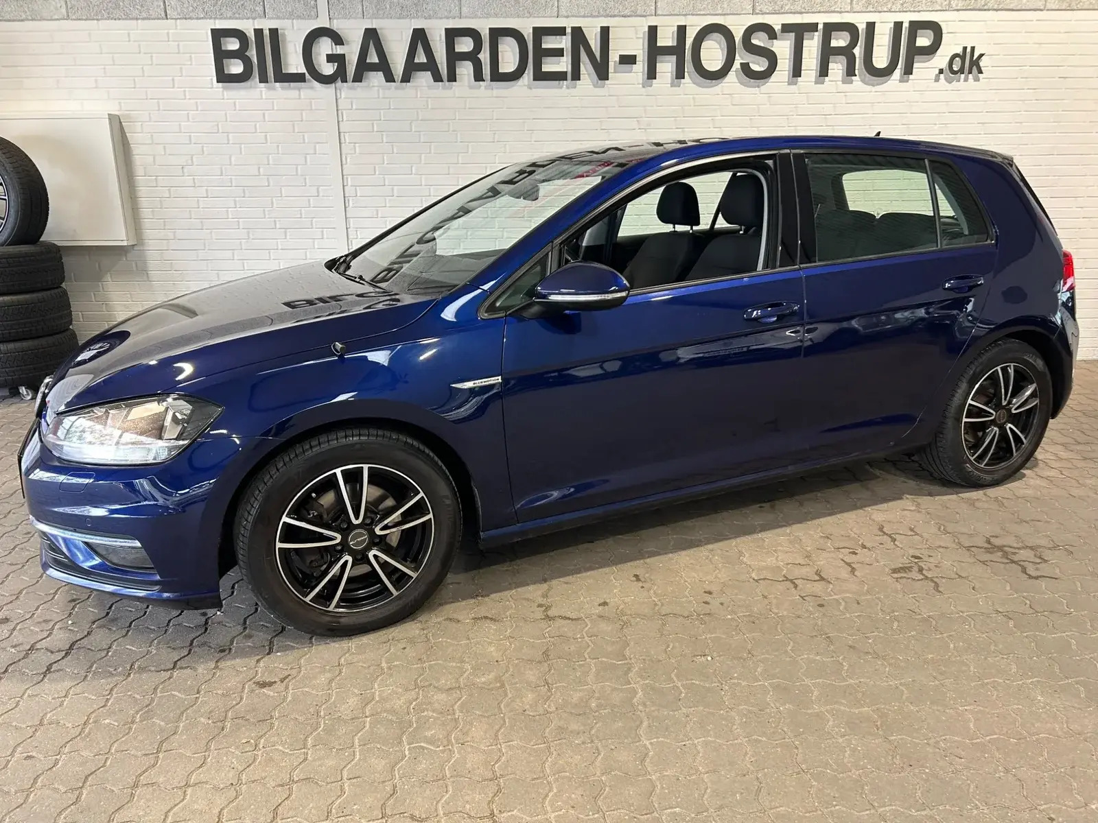 Blå VW Golf VII fra 2019