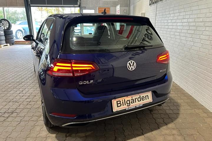 Blå VW Golf VII fra 2019