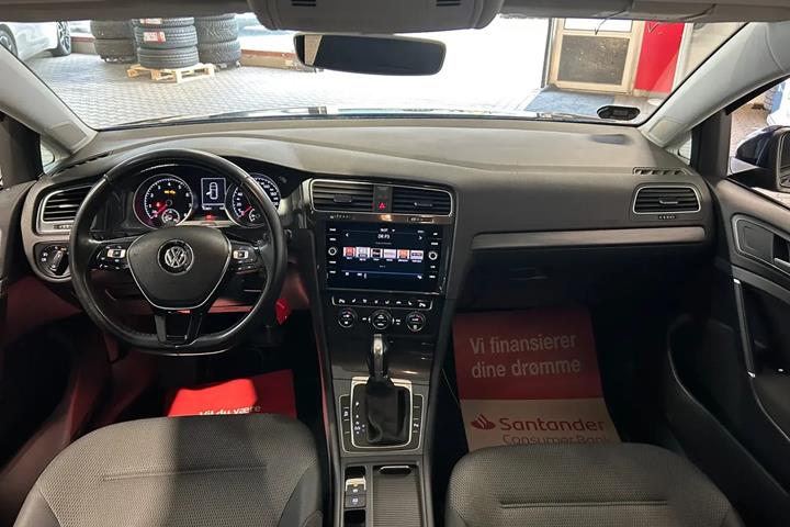 Blå VW Golf VII fra 2019