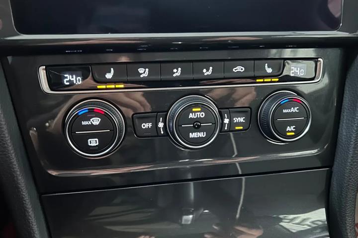 Blå VW Golf VII fra 2019
