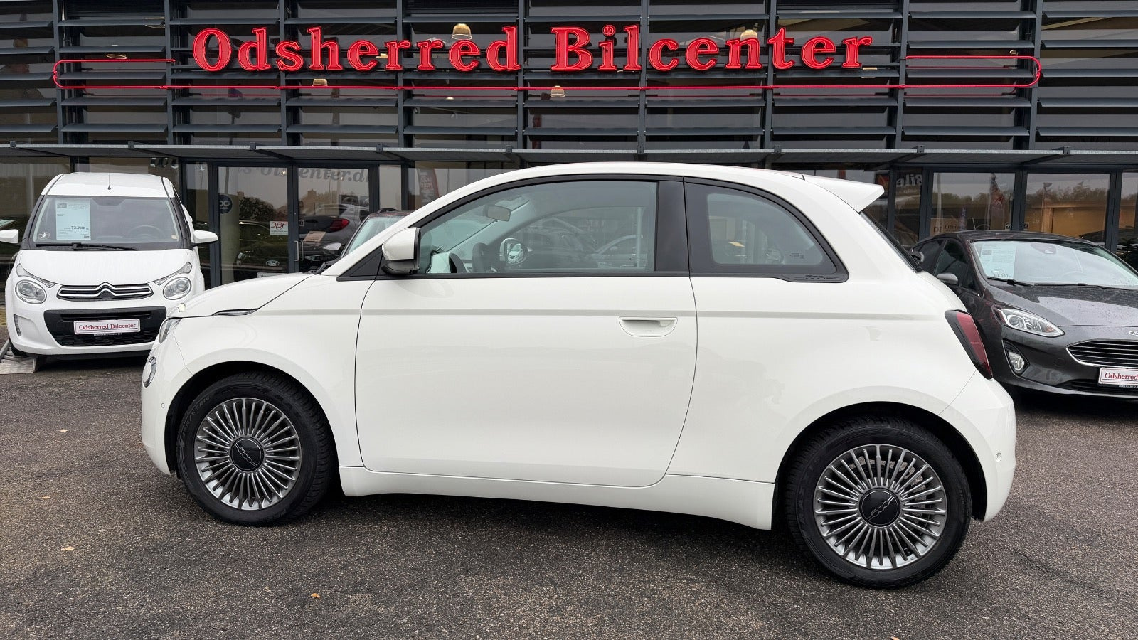 Hvid Fiat 500e fra 2024
