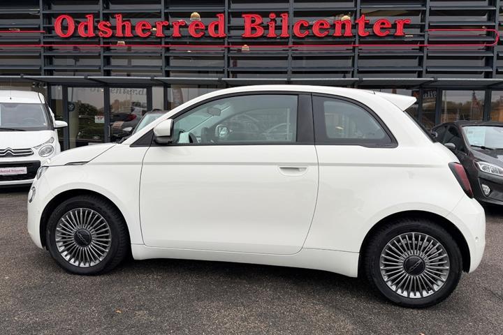 Hvid Fiat 500e fra 2024