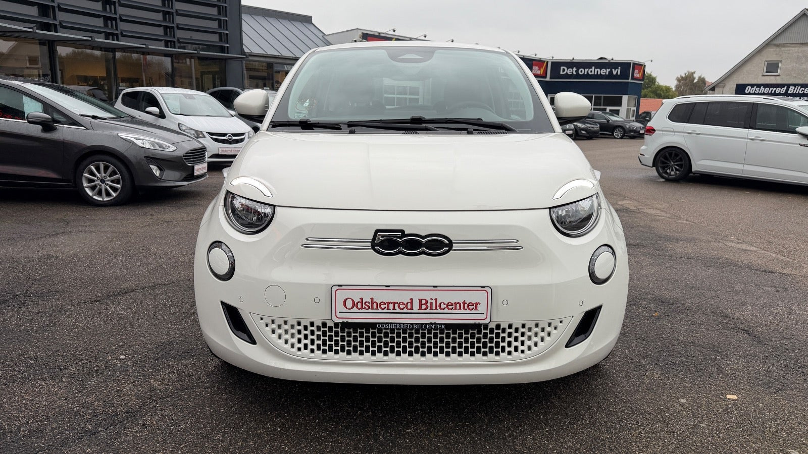 Hvid Fiat 500e fra 2024