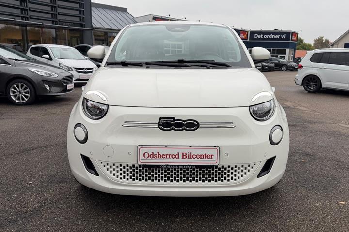 Hvid Fiat 500e fra 2024