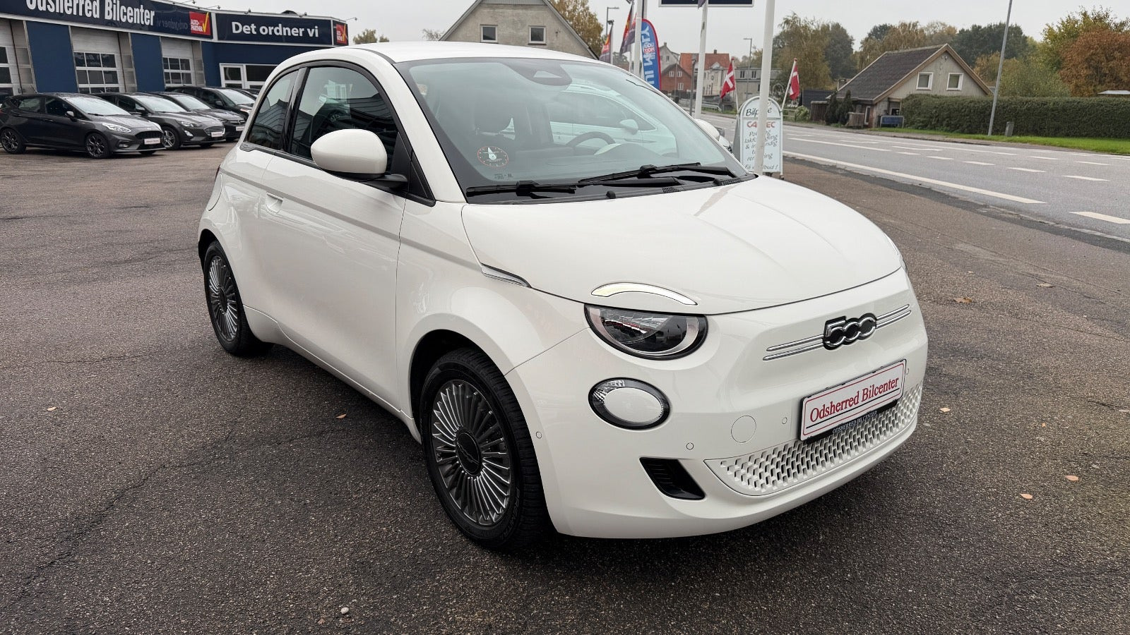 Hvid Fiat 500e fra 2024