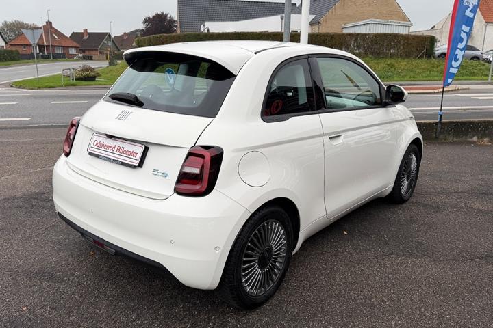 Hvid Fiat 500e fra 2024