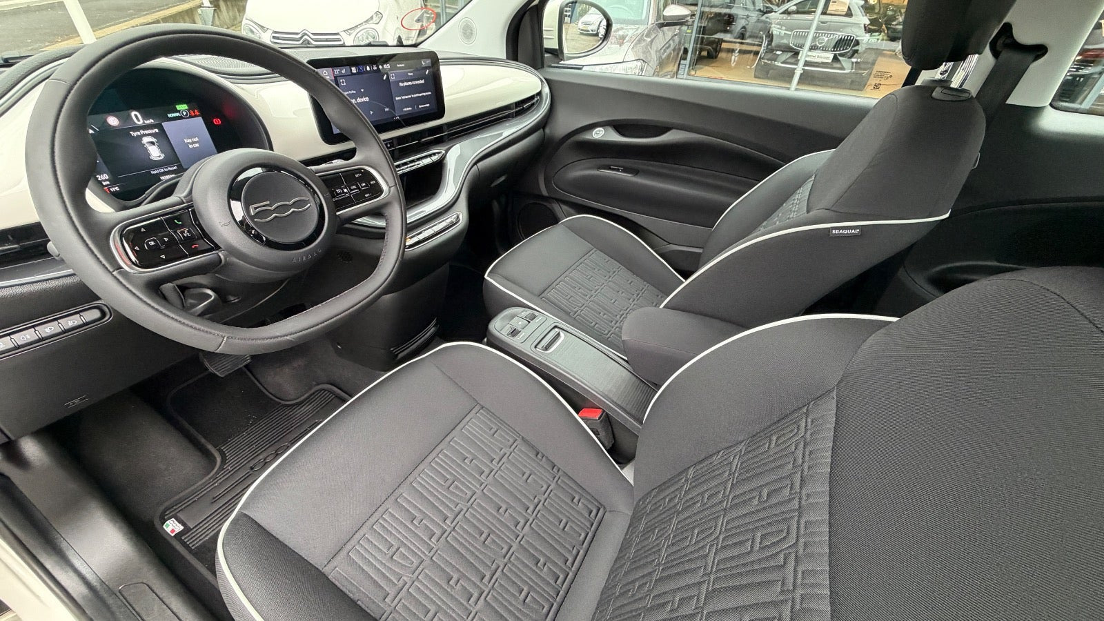 Hvid Fiat 500e fra 2024
