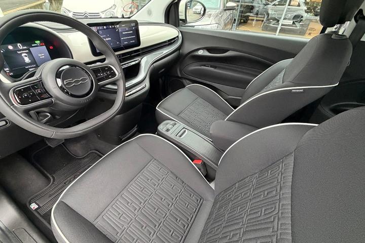Hvid Fiat 500e fra 2024