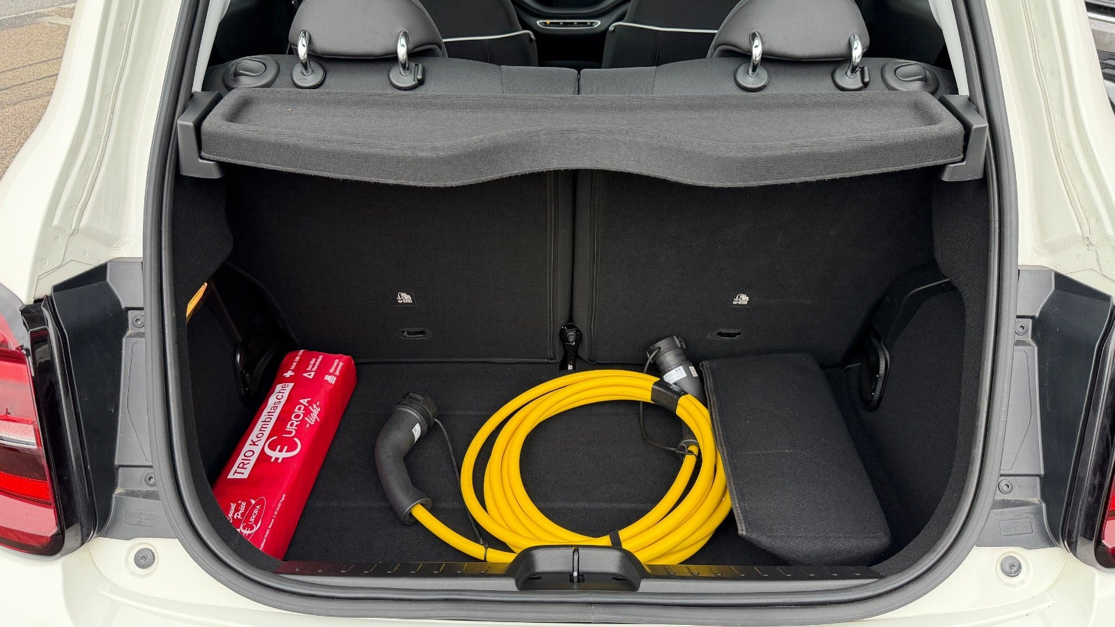 Hvid Fiat 500e fra 2024