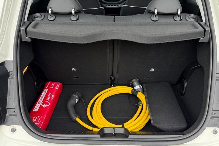 Hvid Fiat 500e fra 2024