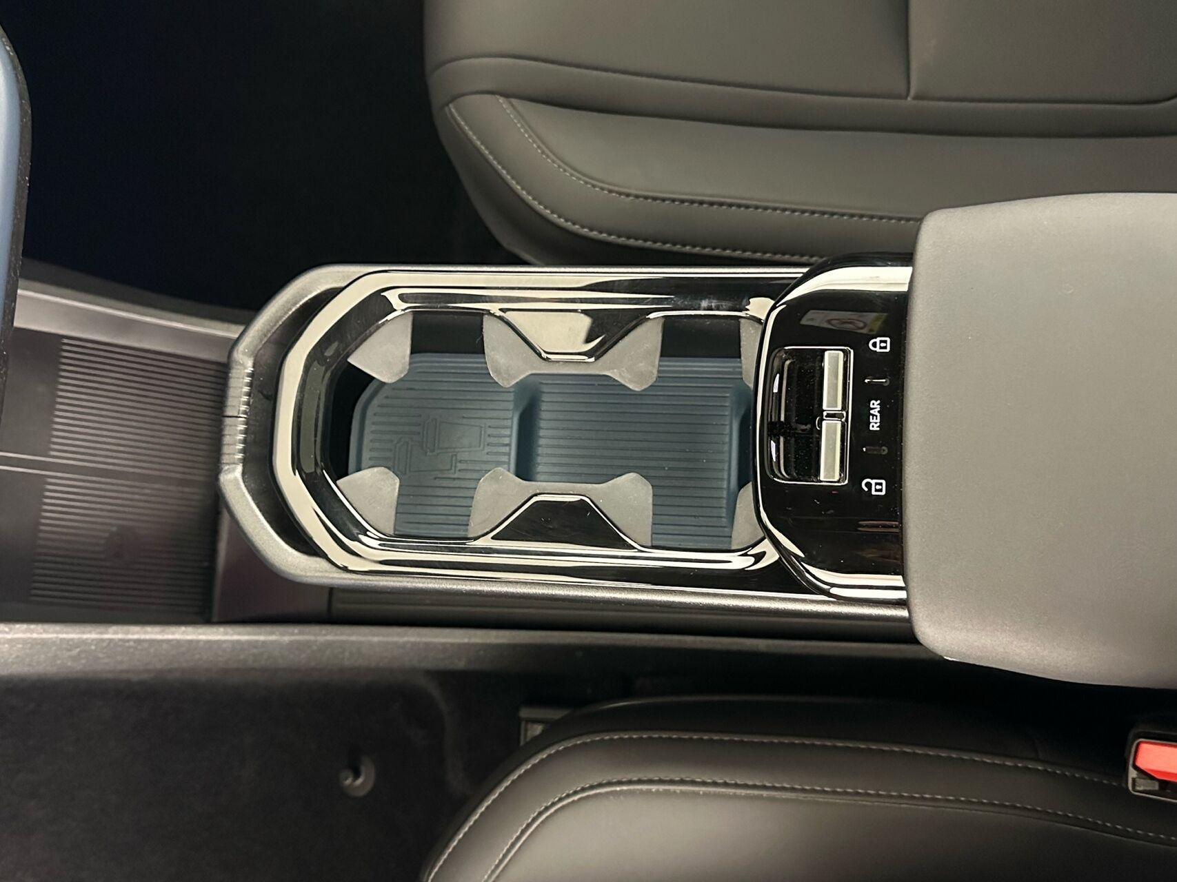 Grå Volvo EX30 Cross Country fra 2025
