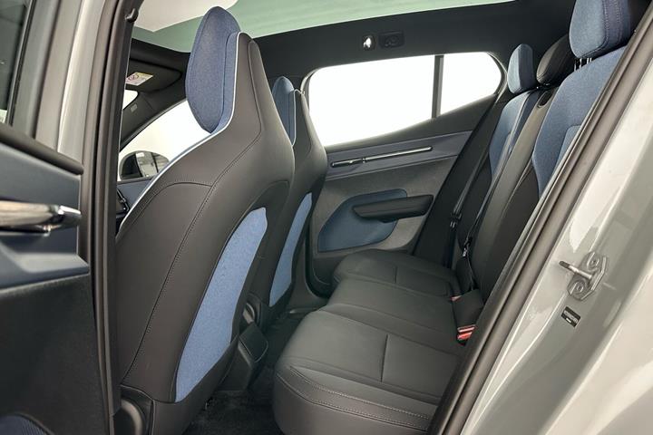 Grå Volvo EX30 Cross Country fra 2025
