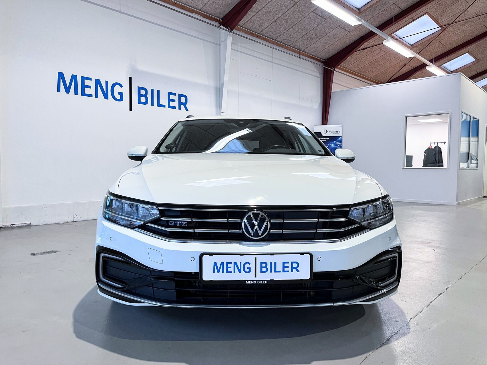 Hvid VW Passat fra 2021
