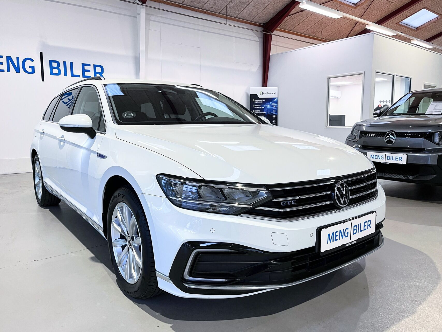 Hvid VW Passat fra 2021