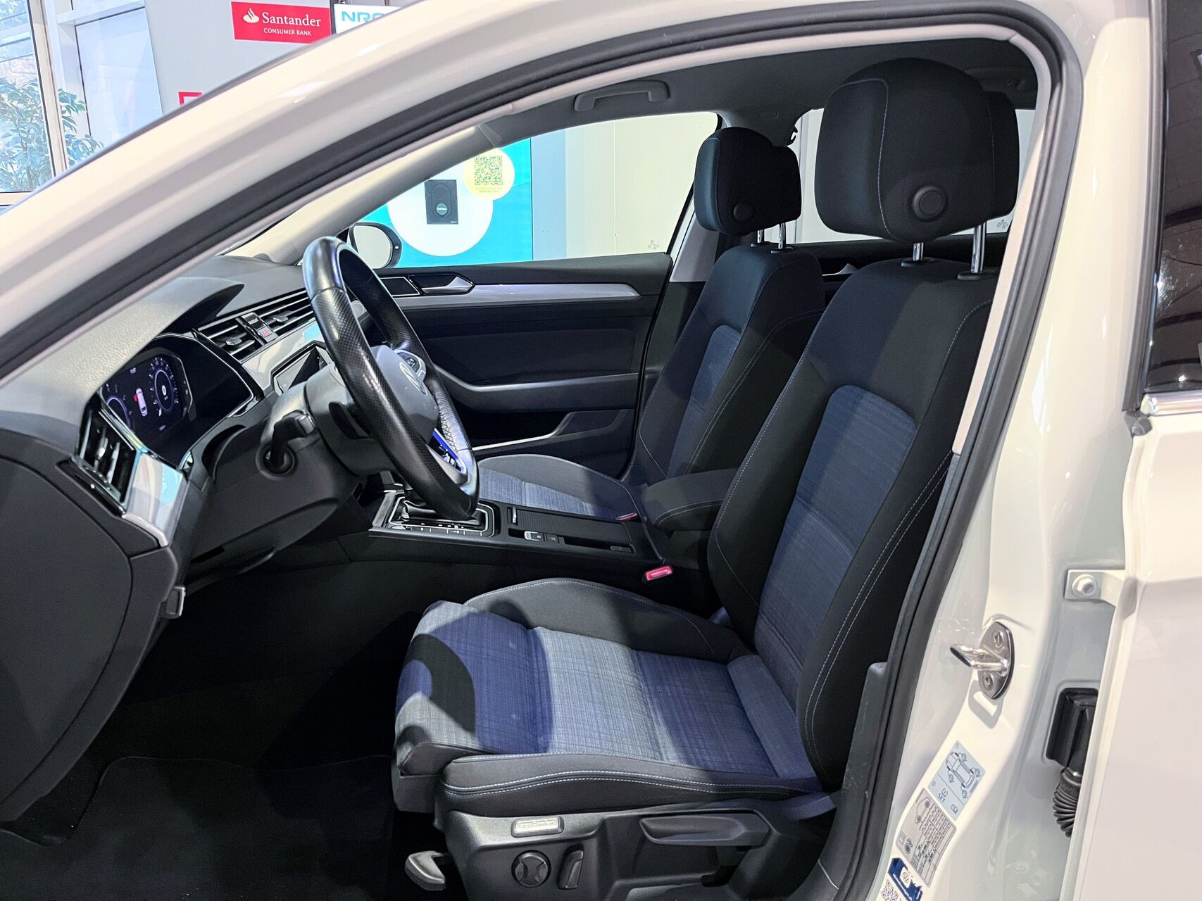 Hvid VW Passat fra 2021