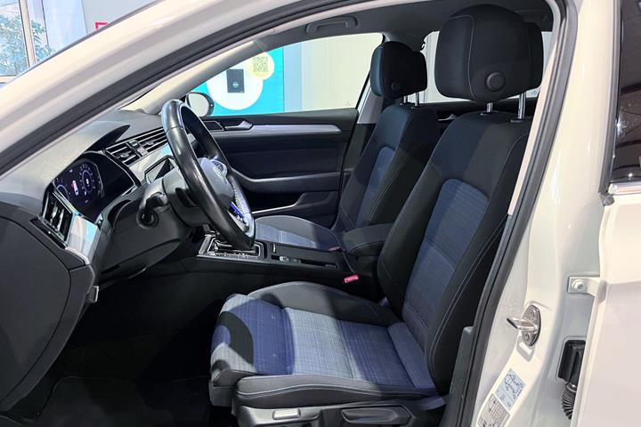 Hvid VW Passat fra 2021