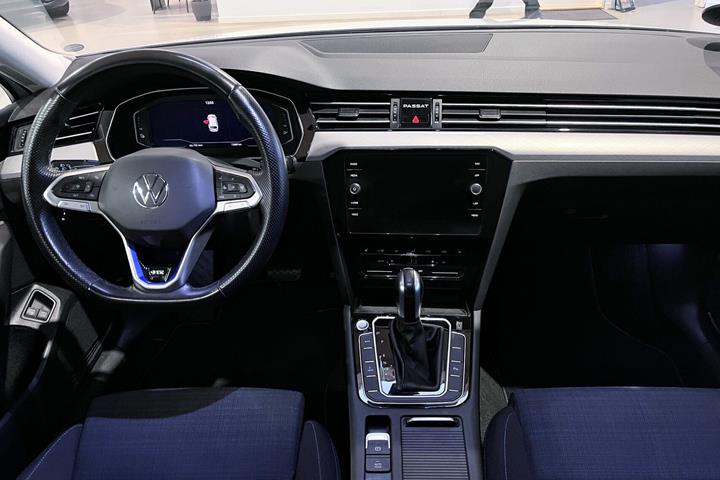 Hvid VW Passat fra 2021
