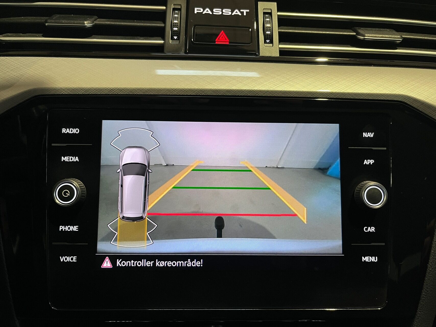 Hvid VW Passat fra 2021