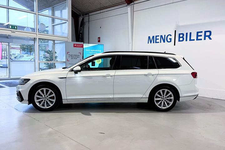 Hvid VW Passat fra 2021
