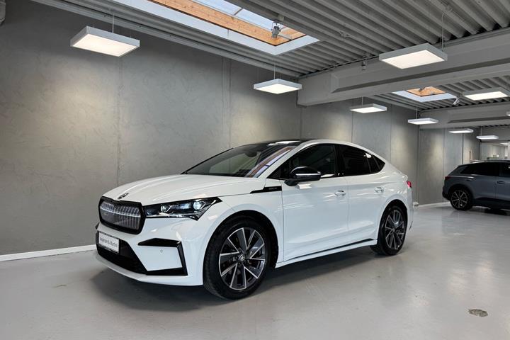 Hvid Skoda Enyaq fra 2024