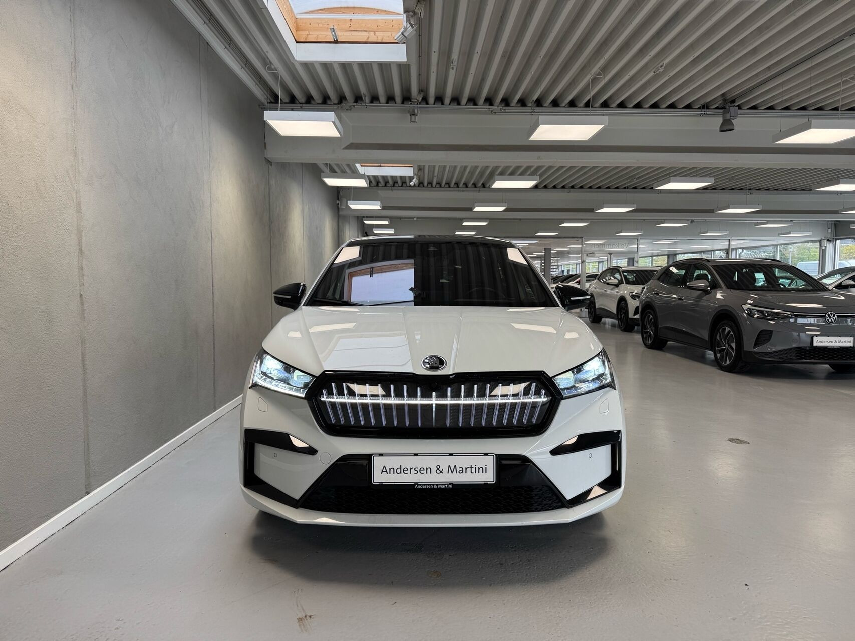 Hvid Skoda Enyaq fra 2024