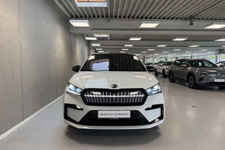Hvid Skoda Enyaq fra 2024