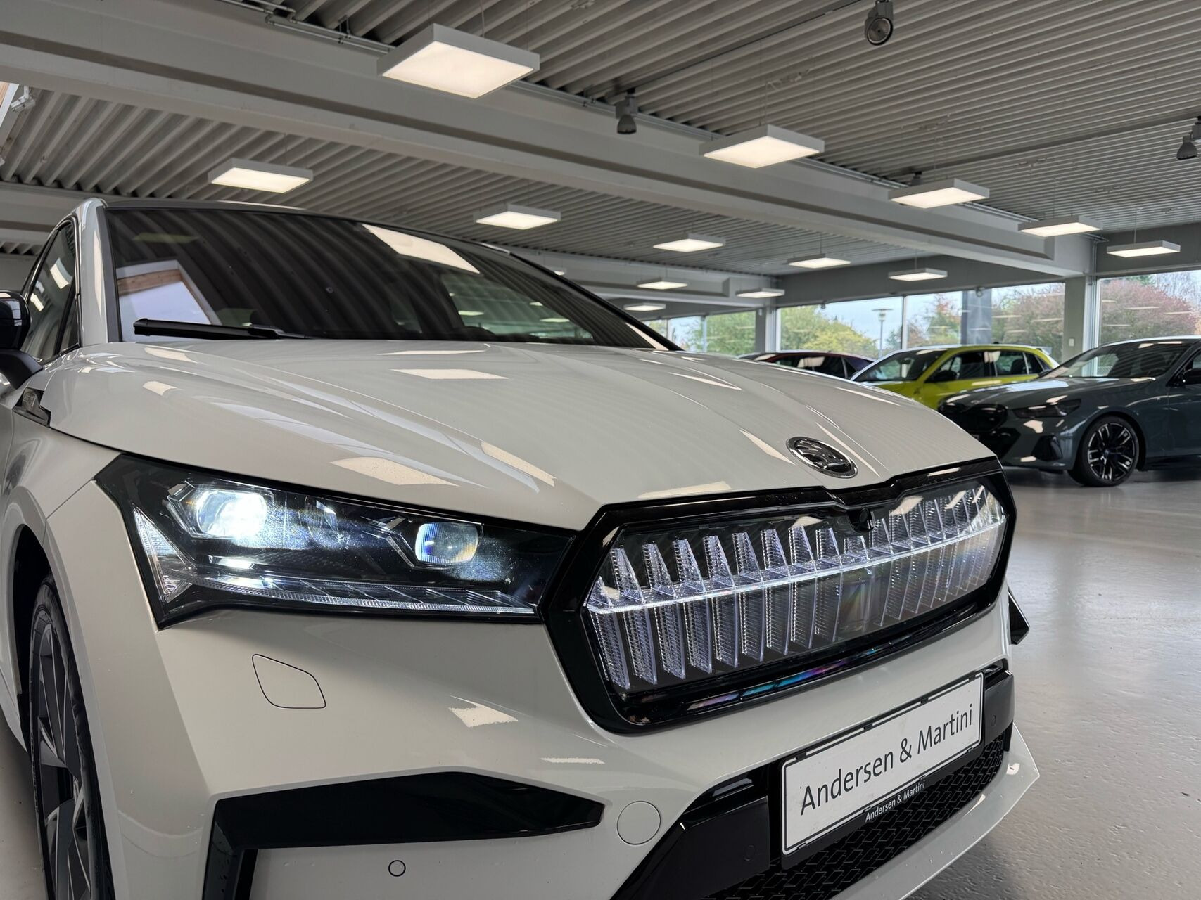 Hvid Skoda Enyaq fra 2024