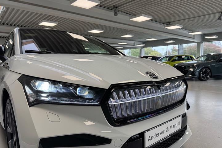Hvid Skoda Enyaq fra 2024