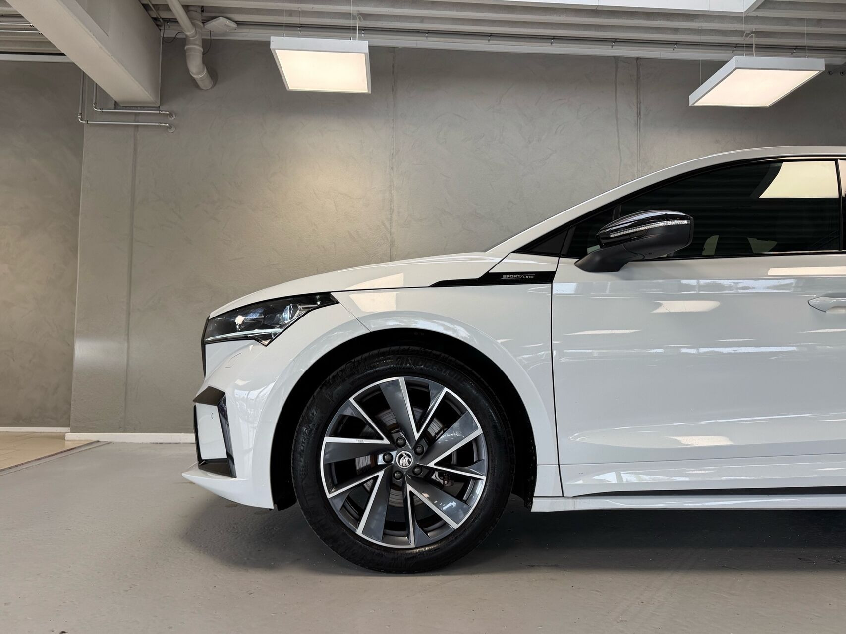Hvid Skoda Enyaq fra 2024