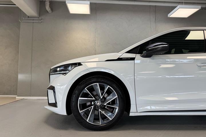 Hvid Skoda Enyaq fra 2024